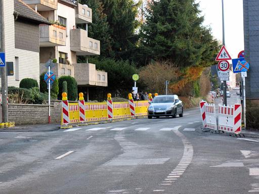 20100227_1 (8).JPG - Auf der Ewald-Görshop-Straße wurde ein Zebrastreifen eingerichtet, der gerne von den Autofahrern übersehen wird.